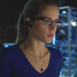 Emily Bett Rickards C59780c2691ed687872264bbdb2584c699fbdd8c