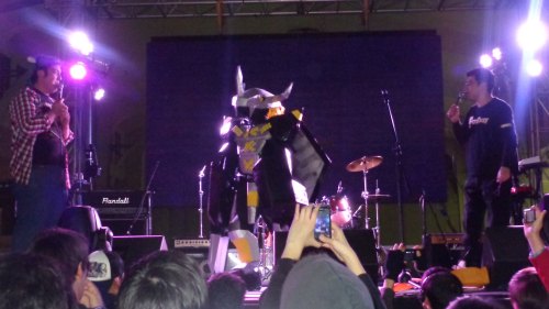 brave-new-digital-world:  wachuleruxx:  My BlackWarGreymon cosplay :D  best day ever!