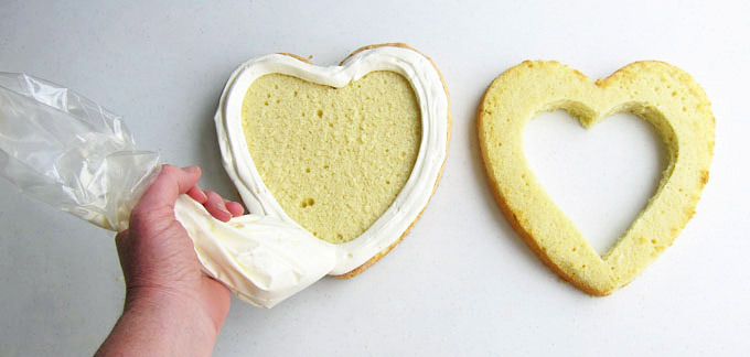 sweetoothgirl:strawberry surprise cake