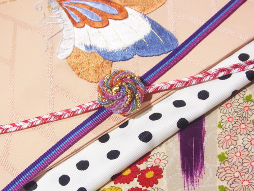 mugi-kimono-world: エレガントクラシカル ～ 流水に蝶々の刺繍 ～   流水と菊のレトロなアンティーク着物 × 蝶々の刺繍帯クラシカルで華やか！幻想的に揺れる流