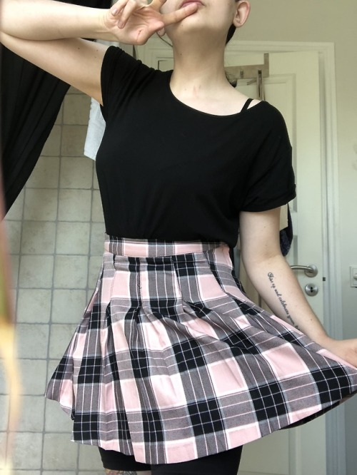 nerdyfangirlproblems:✨ Summer has reached Denmark. That means: I can wear my cute ass skirts again ✨