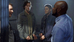 supernatural-sonofabitch:  angelsarefallingallaroundus:  How does this show even get filmed?  I love this blooper, mainly because of the fact it looks so spontaneous. Jensen  notices what Jared is doing and just goes with it 