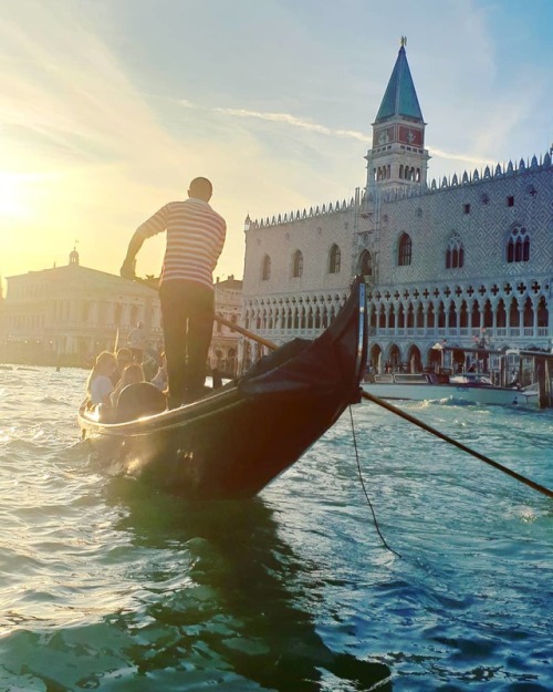 Oh Venice ❤ . . . . #venice #gandola #italy #buildings #city #travel #gladiator #travelgram #wanderl
