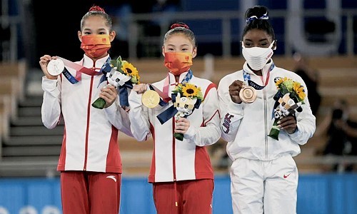 la-priestly: Silver medalist Tang Xijing, gold medalist Guan Chenchen and bronze medalist Simone Bil