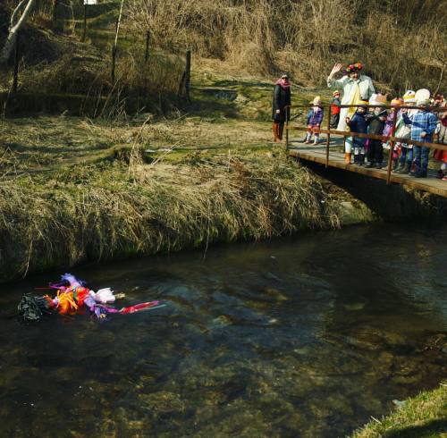 Goodbye Winter! Kids in #Kraków throw Marzanna into the river to drown her, as she symbolizes