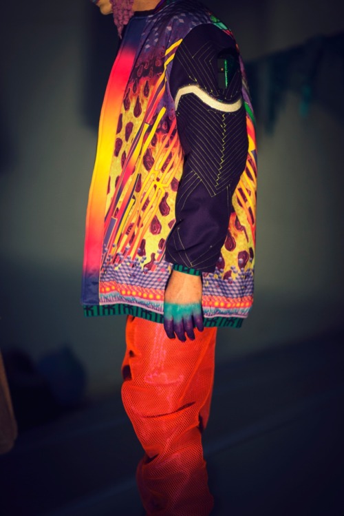 marlo-noni:  Nixi Killick, Melbourne Fashion Festival Holy shit, you guys.  I love the hell out of this.  Sci-fi psychedelic rave fashion! 