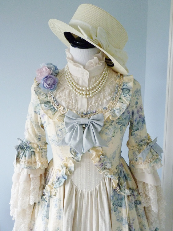 country-mouse:  One of the biggest lolita tragedies is to have the perfect coordinate