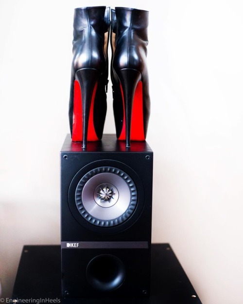 High heels and #HiFi. #christianlouboutin #louboutinworld #redbottoms #redsoles #booties #highheels 