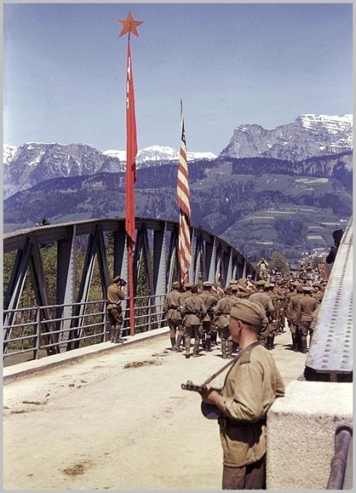 peerintothepast:  The allies meet. American and Russian troops meet in Germany. May 1945