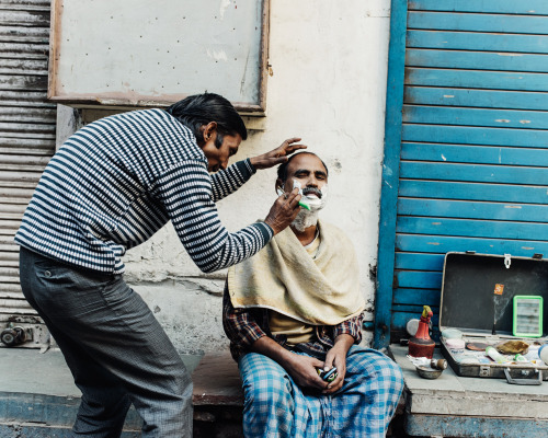 thomasprior: getting a shave in india