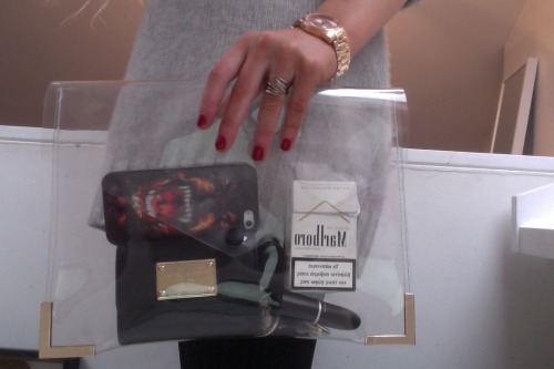 pastel-blaque: filthygold: californiagoffs:  Bag of the day: Clear gold accent clutch  that phone ca