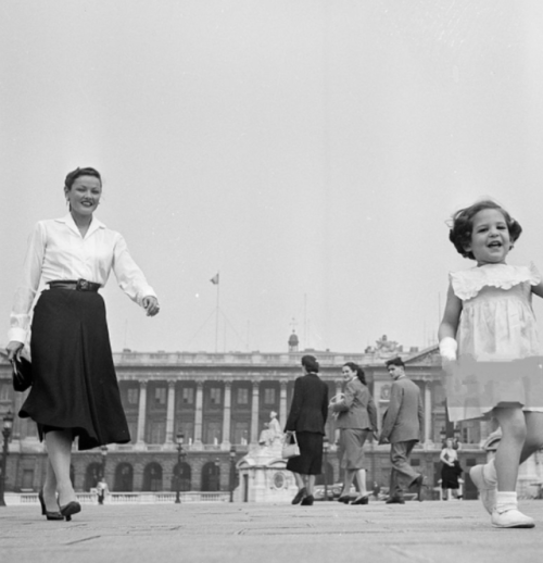 twixnmix: Gene Tierney and her daughter Christina in Paris, September 1951.    Photos by&n