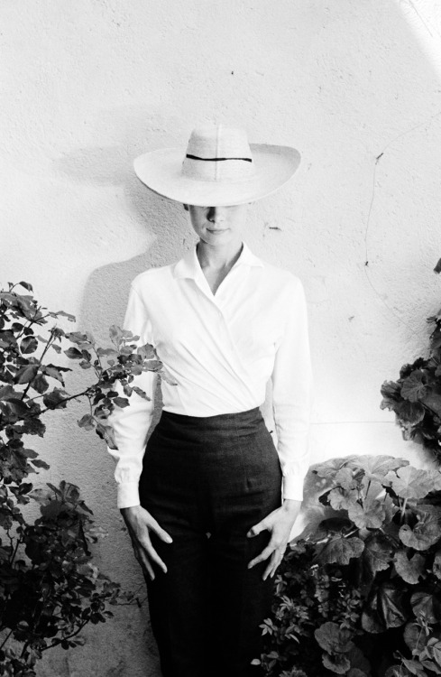 hepburndeneuvekelly:Audrey Hepburn during the filming of “The Unforgiven” in 1958 by Ing