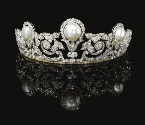 syuminiki:CHAUMET: The Murat TiaraThis extraordinary tiara with a foliate design set in diamonds was