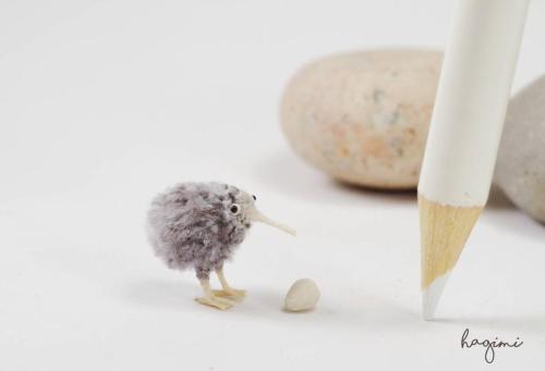 figdays:Micro gray kiwi bird with egg //Hagimi