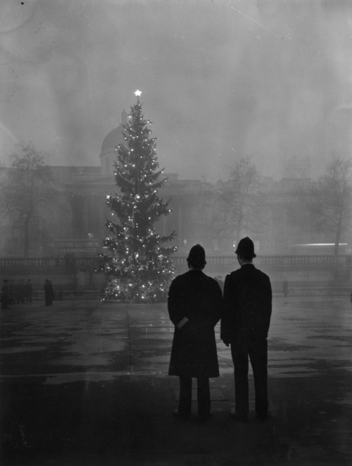 english-idylls: 1 December 1948: National Gallery, Trafalgar Square (Photo by Warburton/Topical Pres