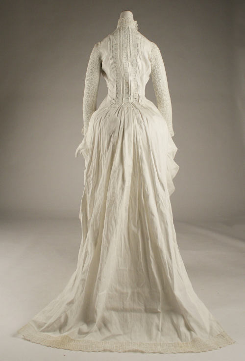 ephemeral-elegance:Cotton Lace Dress with Adjustable Bustle, ca. 1885via The Met