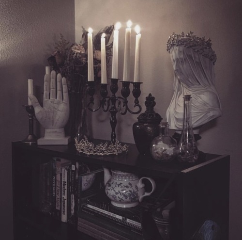 gothichomemaking:You gotta admit, candles always make a mood.