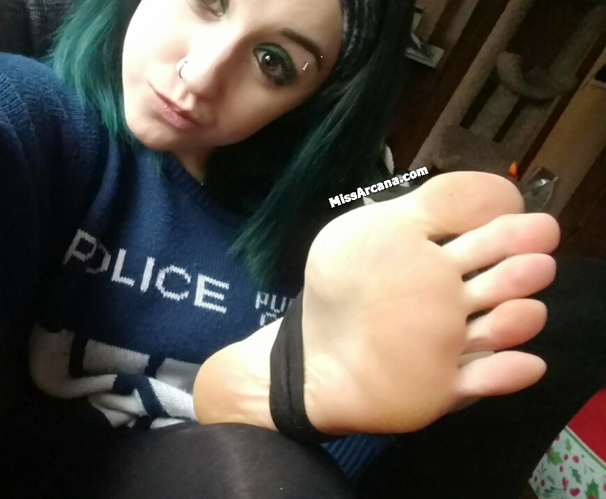 themissarcana:  I’m a huuuuge fan of these kickass wishlist gifted leggings by