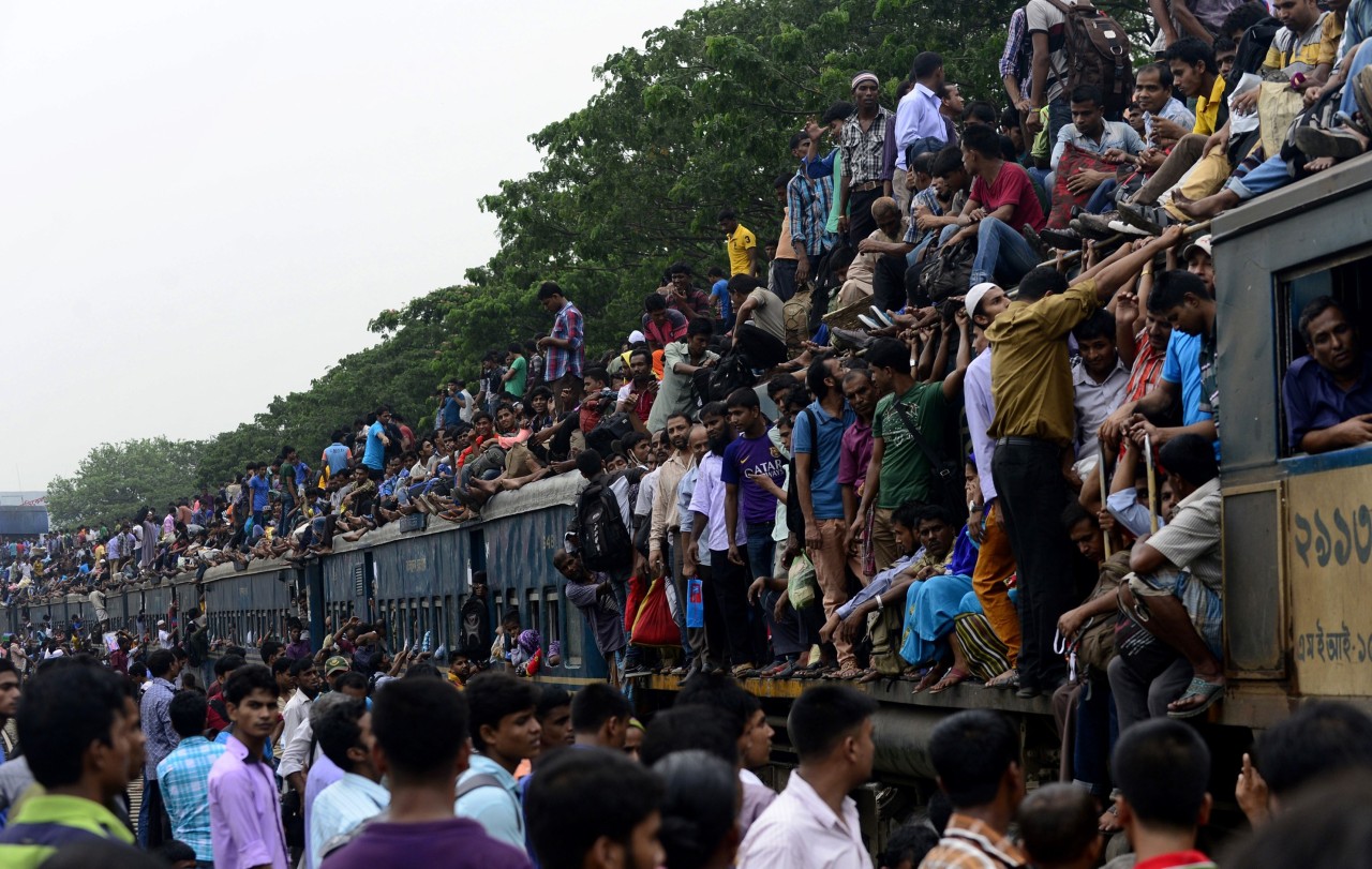 Los viajeros de Bangladesh en un intento de llegar a sus respectivos pueblos para estar con sus familias antes de la fiesta musulmana de Eid al-Fitr en Dhaka. Eid al-Fitr es el evento más grande de la fiesta calendario musulmán y marca el final del...