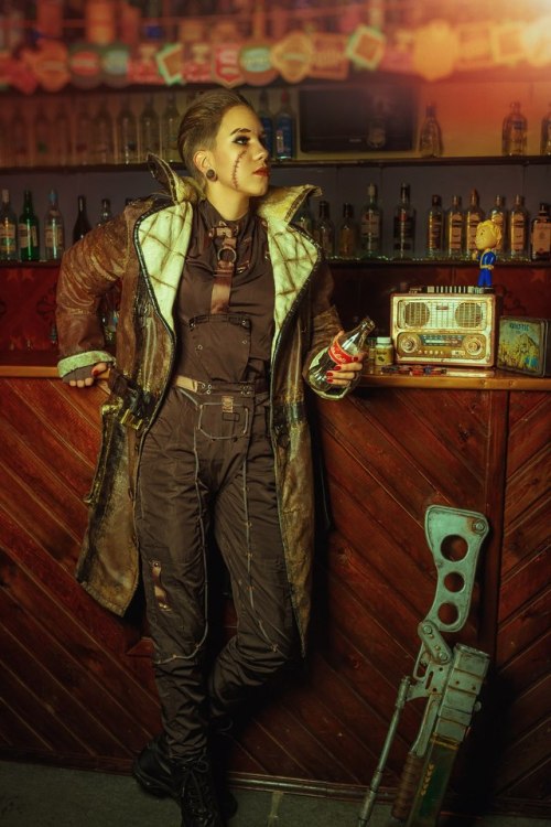  ▬▬▬▬▬ At the bar ▬▬▬▬▬ Fandom: fallout 4Characters: Elder Maxson (fem version) 