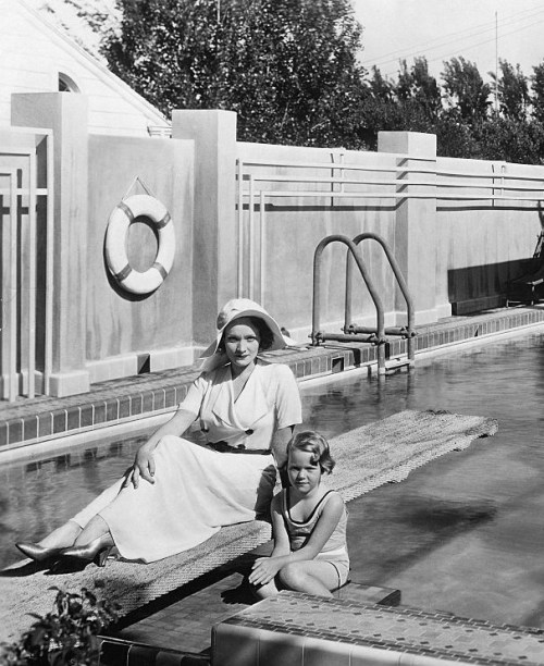gatabella:  Marlene Dietrich with her daughter Maria at her villa in Hollywood, 1931
