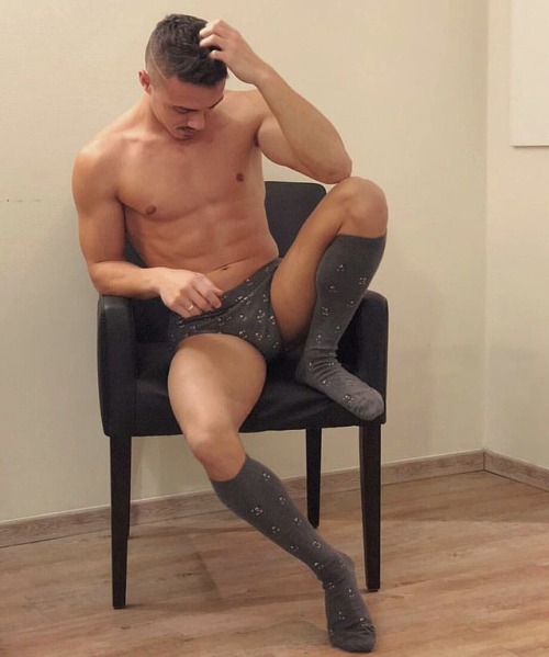 haneyzovic:😘 • • #men #socks #socken #corap #calze #chaussettes #sox #носки #skarpety #чарапе #dresssocks #calcetines #mensocks #mansocks #graysocks #longsocks #casual #elegant #gentleman #undrt #style #menstyle #model #menstyleblogger