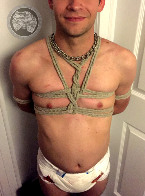 myfroghashat:  It’s a common story, really… Doms (in this case, represented by @boundguychiand yours truly) meet a diaper boy (@thelittlebro); the boy gets fitted for some nice rope and a head harness; the Doms use and abuse the boy; the boy gets