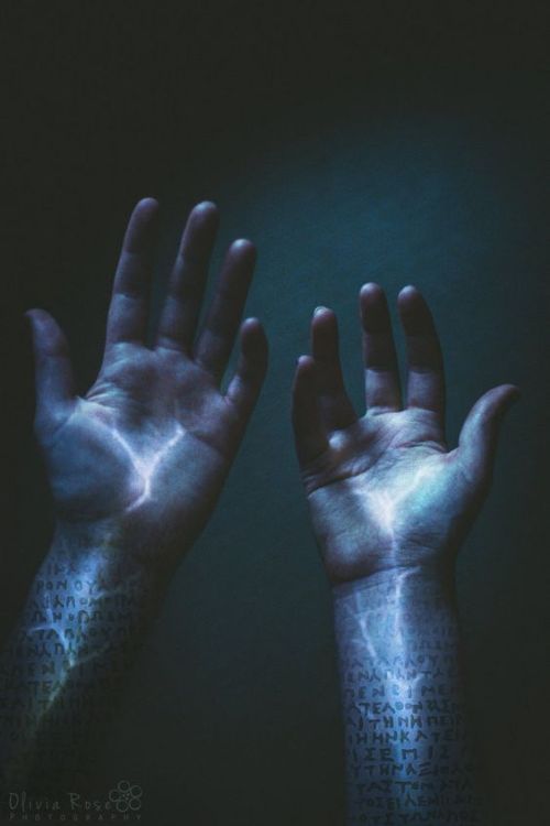 sixpenceeeaesthetic:Lightening and hands.