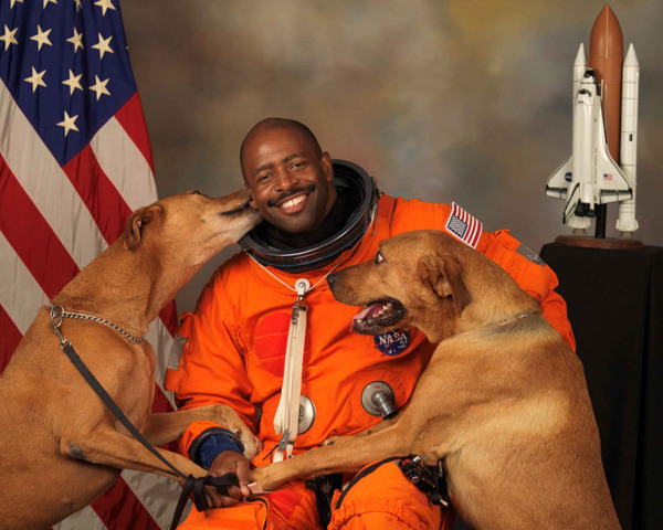 rotting:  diamondstodemons:  NASA astronaut Leland D Melvin with his dogs Jake and