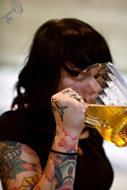 radeo-suicide-girl:  También le gusta la cerveza jaja  🍺