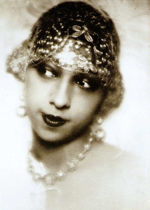 sydneyflapper:  nudiemuse:  ersassmus:  African American flappers and Jazz Age women  HOLY SHIT I HAVE NEVER SEEN BLACK FLAPPERS BEFORE!  There were many fabulous African American flappers. No wonder - it was African American musicians who put the Jazz