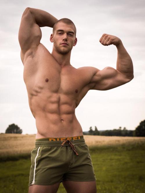 olddopencool:  Hot. He can fuck me n e time 
