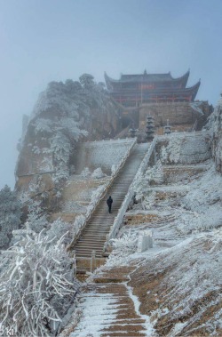 misterlemonzafterlife:  jadebrocade:buddhist temple daxiong baodian on jiuhuashan’s tiantai peak, anhui province, china |  heaven’s terrace peak. 9 peak mountain https://MisterLemonzAfterlife.tumblr.com/archive