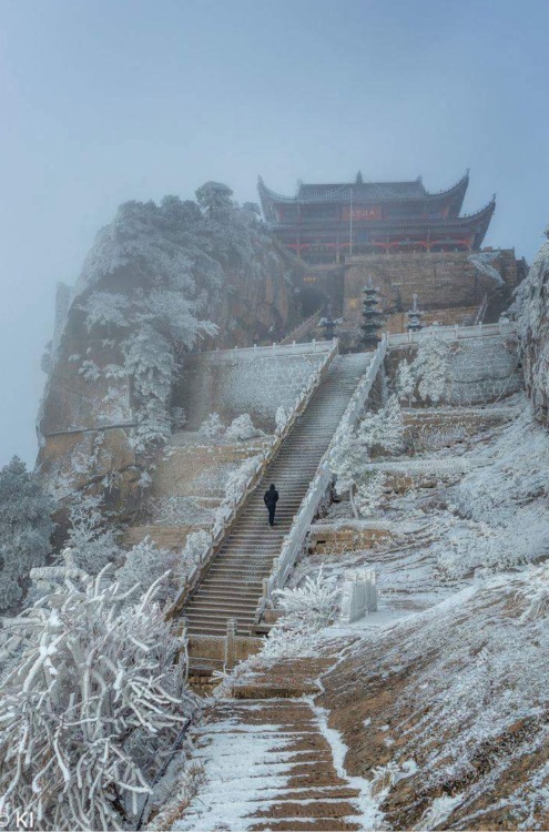 jadebrocade:buddhist temple daxiong baodian on jiuhuashan’s tiantai peak, anhui province, china |hea