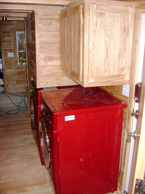 tinyhouseamerica:  Another AMAZING tiny house!  This home is built on a standard trailer and uses the galley floor plan to fit in full sized washer and dryer (the shiny red boxes), full sized kitchen appliances, and a bathroom with an incinerating toilet!