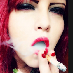 compulsion2smoke:〜Sexy hot redhead!!