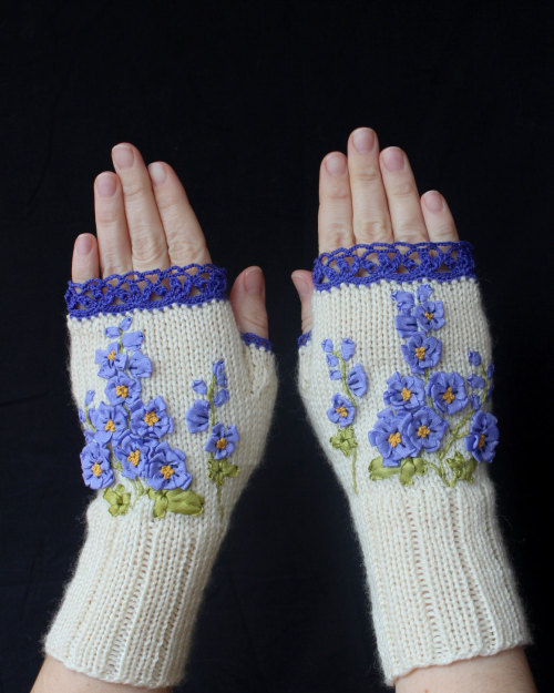 meloyhaberman: sosuperawesome: Fingerless gloves by nbGlovesAndMittens on Etsy • So Super Aweso