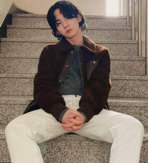 ashawol:bumkeyk: the stairs of the company are famous for photographs Long haired (well, kind of lon
