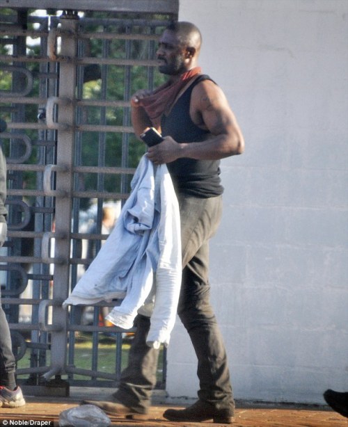 oaksparks:superheroesincolor:blackgirlnerds:Idris Elba on the set of The Dark TowerWhat a time to be