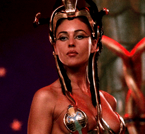 withered-rose-with-thorns:MONICA BELLUCCI AS CLEOPATRAin Asterix & Obelix: Mission Cleopatra (20