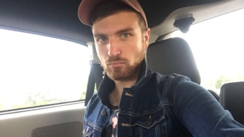 emobaria:Jean jackets and horizontal pics are my new look just to update y'all