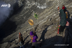 afp-photo:  INDONESIA, PROBOLINGGO : Scavengers