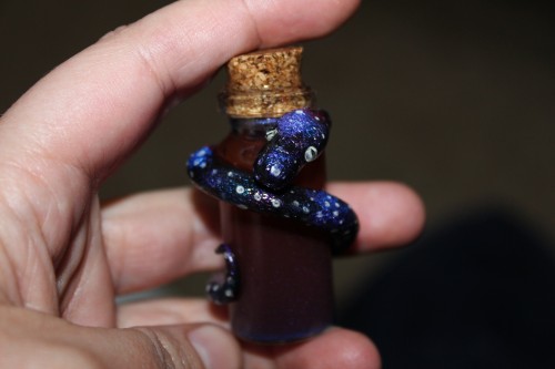  Galaxy potion! After the bottle sits for a while, the liquid is see-through red. Shake it, and the 