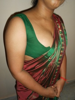 lazy969:  skill0:  Uff  waoo hott desi wife with biggg boobs with curvy figure 