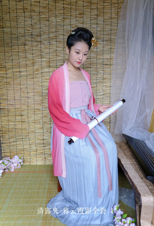 traditional chinese fashion, hanfu in various styles. Photo by 松溪大曲