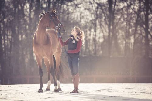 Julia Swietochowska is a Polish photographer who fell in love with horses. Her pictures take account