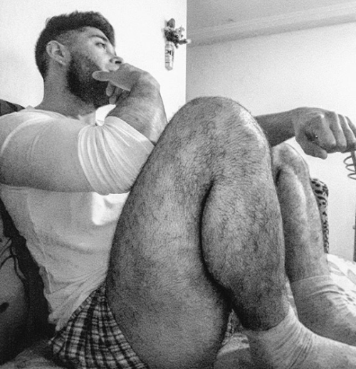 ivan241088:  adictoalosculones:  Pinches piernototototas de Marcelo (delicious legs Marcelo)😍😈👅💦  😘😘😘😘
