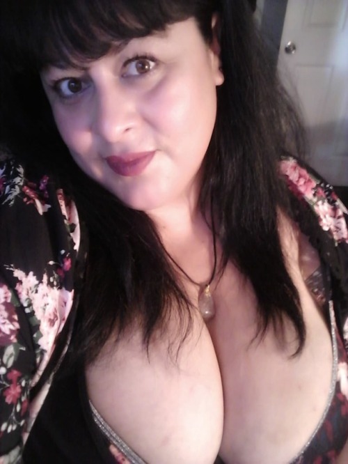milfqueens2cum:Latina mommy will drain your balls…..chicotas! I can learn so much from Mrs. G