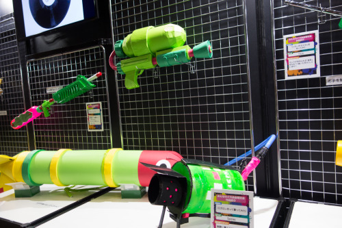 pasocham:  Splatoon area at Game Party Japan. Real weapons and neat paper craft displays and mini gear!   O oO <3